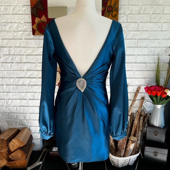 Stunning Backless Satin dress - Picture 7 of 11